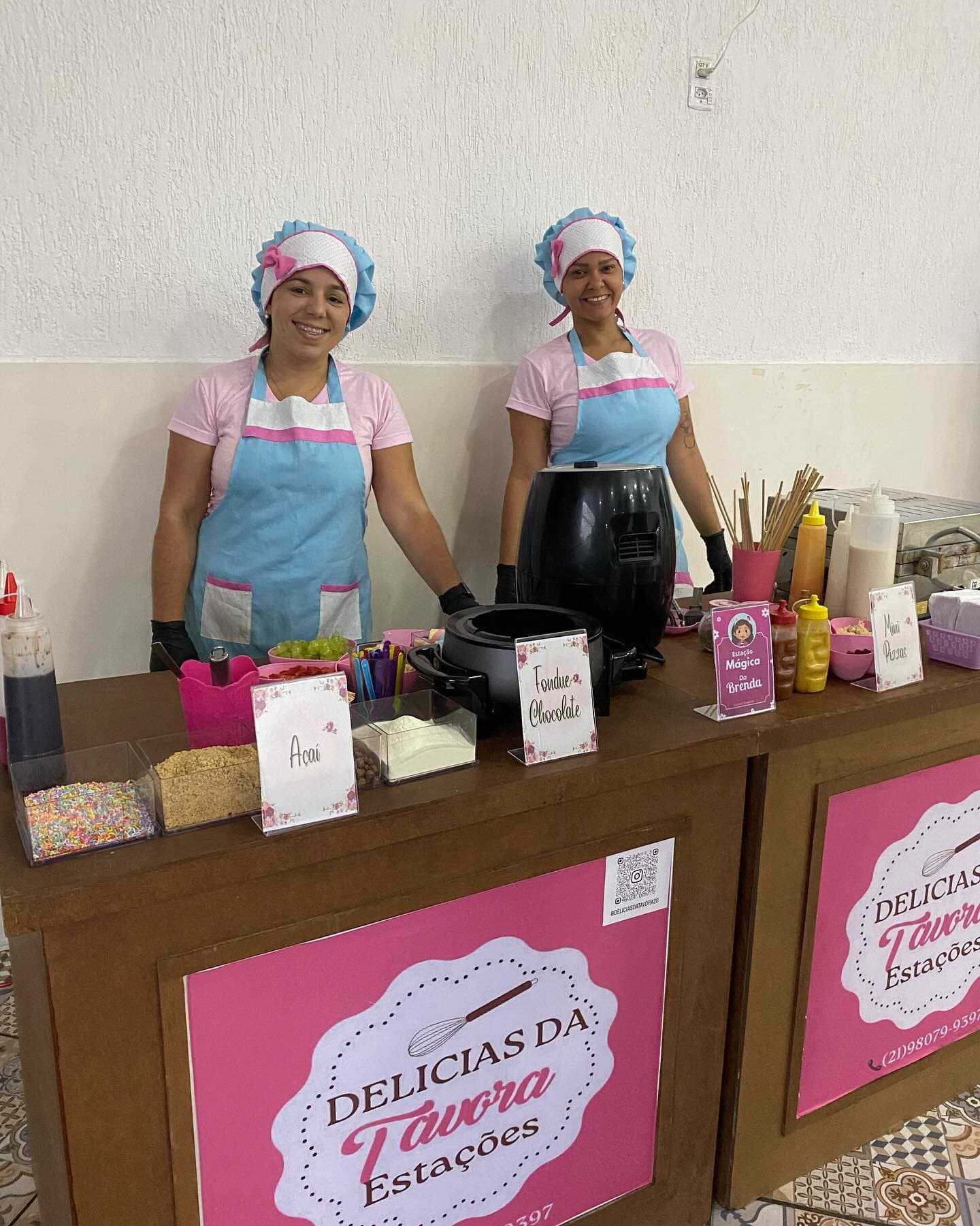 Estação de açaí, fondue e sobremesas com equipe e balcão identificado.