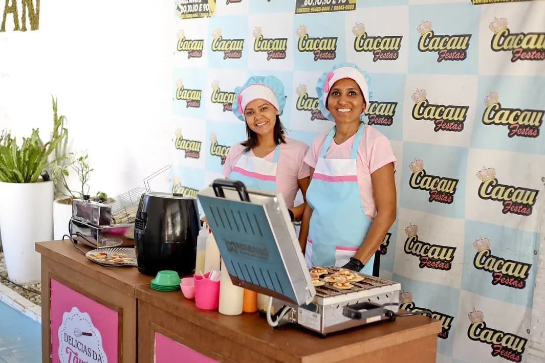 Equipe em estação de crepe montada para atendimento.