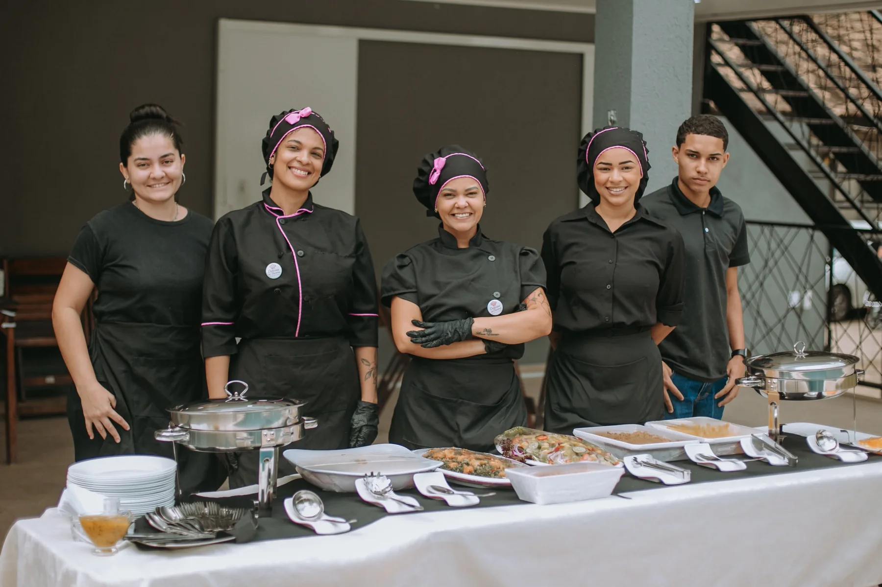 Equipe Delícias da Távora pronta para servir buffet em evento.